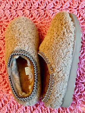 UGG  Tasman Maxi Curl Tan Sherpa Slip-On Clog slipper.